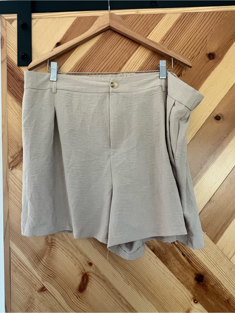 SHEIN Beige High-Waist Pleated Shorts